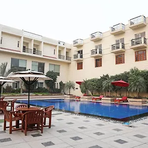 Westend - And Banquet Near Delhi Airport Отель